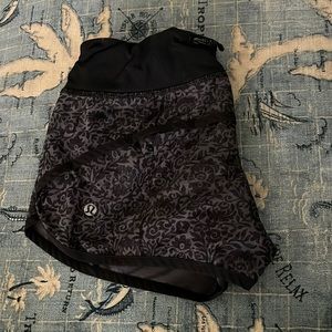 Adorable black and grey floral Lululemon speed up shorts! Size 2, 2.5”!